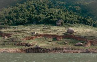 a vista panorâmica do vale de chong lom, fresca e abundante no parque nacional, uma famosa atração turística na barragem de khun dan prakan chon, província de nakorn nayok, tailândia foto