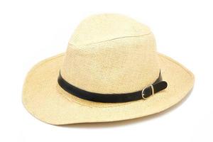 um chapéu de verão barato feito de palha no fundo branco foto