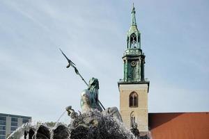 berlim, alemanha, 2014. vista da fonte de netuno com marienkirche ao fundo em berlim foto