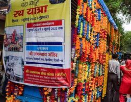 nova delhi, índia 01 de julho de 2022 - uma grande reunião de devotos de diferentes partes de delhi por ocasião de ratha yatra ou ratyatra. rath para lord jagannath puxado por pessoas, jagannath rath yatra foto