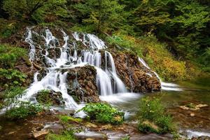 cascatas de cachoeiras. viajar na Bulgária. cachoeira dokuzak foto
