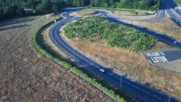 vista de alto ângulo do cruzamento do aeroporto de luton entroncamento das autoestradas m1 j10 na cidade de luton da inglaterra, reino unido. é conexão cidade de luton e aeroporto de luton de londres imagem criada em 11 de agosto de 2022 com drone foto