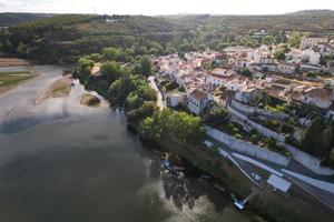 vista aérea de drone de constância no distrito de santarém, portugal foto