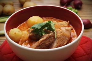 caril de massaman de carne tailandesa tradicional quente, cozinha tailandesa foto