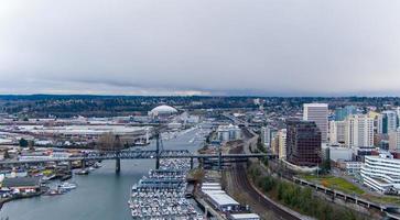 vista aérea do centro de tacoma, horizonte à beira-mar de washington em dezembro de 2021 foto