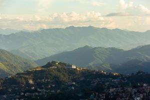 vista das colinas ao redor da cidade de aizawl foto