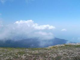 nuvens nas montanhas. a beleza da natureza. foto