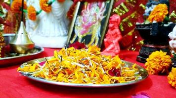 puja ou pooja thali para adorar a deus na religião hindu foto