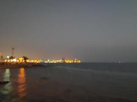 bela noite em jeddah, corniche. o jeddah corniche, também conhecido como a orla de jeddah, é uma área costeira da cidade de jeddah, na arábia saudita. localizado ao longo do mar vermelho. foto