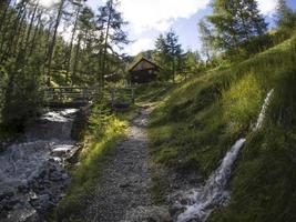 vale do moinho de água nas dolomitas vale longiaru badia foto