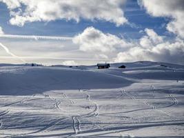 dolomitas neve panorama cabana de madeira val badia armentarola foto