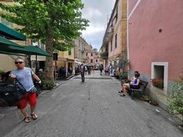 monterosso al mare, itália - 8 de junho de 2019 - vila pitoresca de cinque terre itália está cheia de turistas foto