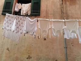 roupas penduradas para secar na vila pitoresca italiana foto