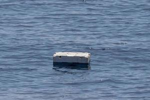 caixa de poliestireno branco poluição do mar lixo plástico na superfície foto