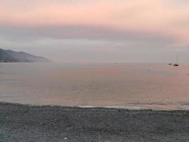 monterosso al mare, itália - 8 de junho de 2019 - vila pitoresca de cinque terre itália está cheia de turistas foto