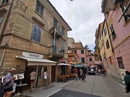 monterosso al mare, itália - 8 de junho de 2019 - vila pitoresca de cinque terre itália está cheia de turistas foto