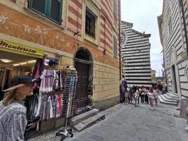 monterosso al mare, itália - 8 de junho de 2019 - vila pitoresca de cinque terre itália está cheia de turistas foto