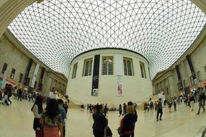 Londres, Inglaterra - 15 de julho de 2017 - Museu Britânico cheio de turistas foto