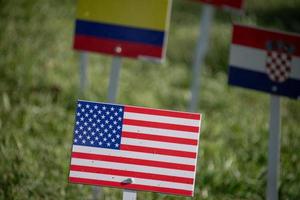 placa de bandeira dos eua no campo de grama foto