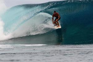 tahiti, polinésia francesa - 5 de agosto de 2018 - dias de treinamento de surfista antes da competição billabong tahiti no recife teahupoo foto