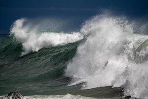 tsunami furacão tropical no mar foto