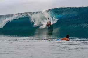 tahiti, polinésia francesa - 5 de agosto de 2018 - dias de treinamento de surfista antes da competição billabong tahiti no recife teahupoo foto