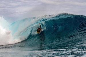 tahiti, polinésia francesa - 5 de agosto de 2018 - dias de treinamento de surfista antes da competição billabong tahiti no recife teahupoo foto