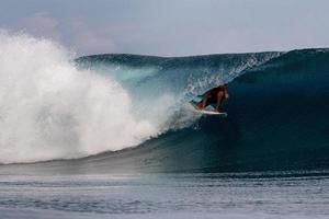 tahiti, polinésia francesa - 5 de agosto de 2018 - dias de treinamento de surfista antes da competição billabong tahiti no recife teahupoo foto