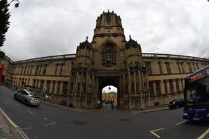 oxford, inglaterra - 15 de julho de 2017 - turistas na igreja de cristo da cidade universitária foto