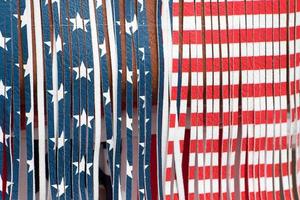 EUA bandeira americana estrelas e listras cortadas por uma tesoura foto