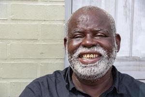 baltimore, eua - 21 de junho de 2016 - um velho negro sem-teto em baltimore foto