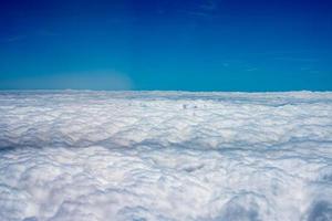 nuvens no céu avião foto