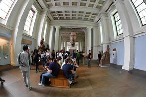 Londres, Inglaterra - 15 de julho de 2017 - Museu Britânico cheio de turistas foto