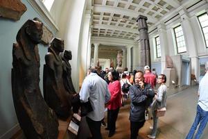 Londres, Inglaterra - 15 de julho de 2017 - Museu Britânico cheio de turistas foto