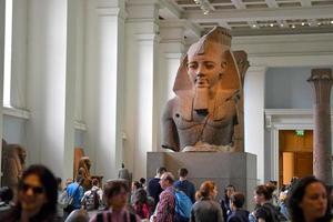 Londres, Inglaterra - 15 de julho de 2017 - Museu Britânico cheio de turistas foto