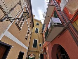 monterosso al mare, itália - 8 de junho de 2019 - vila pitoresca de cinque terre itália está cheia de turistas foto