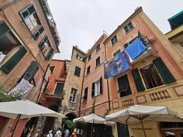 monterosso al mare, itália - 8 de junho de 2019 - vila pitoresca de cinque terre itália está cheia de turistas foto