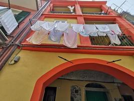 monterosso al mare, itália - 8 de junho de 2019 - vila pitoresca de cinque terre itália está cheia de turistas foto