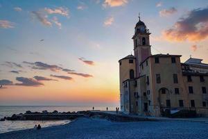 igreja de camogli ao pôr do sol vila pitoresca foto