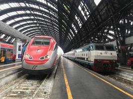 milão, itália - 9 de abril de 2018 - corvo da estação ferroviária central de milão foto