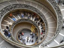 cidade do vaticano, roma - 26 de fevereiro de 2022 - famosa escada em espiral foto