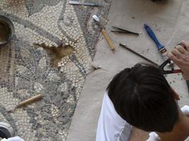 restauração do antigo mosaico romano de villa del casale, sicília foto