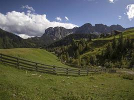 vale do moinho de água nas dolomitas vale longiaru badia foto