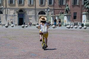 Turim, Itália - 17 de junho de 2017 - turista na Piazza Castello em dia ensolarado foto