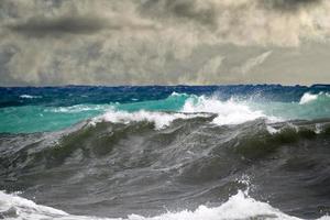 tsunami furacão tropical no mar foto