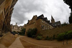 oxford, inglaterra - 15 de julho de 2017 - turistas na igreja de cristo da cidade universitária foto