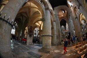 oxford, inglaterra - 15 de julho de 2017 - turistas na igreja de cristo da cidade universitária foto