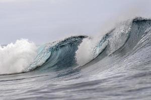 detalhe do tubo de ondas de surf no oceano pacífico polinésia francesa tahiti foto