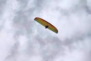 parapente no céu nublado foto