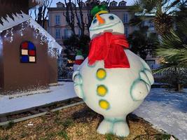 menton, frança - 11 de dezembro de 2021 - vila do papai noel aberta para o natal foto